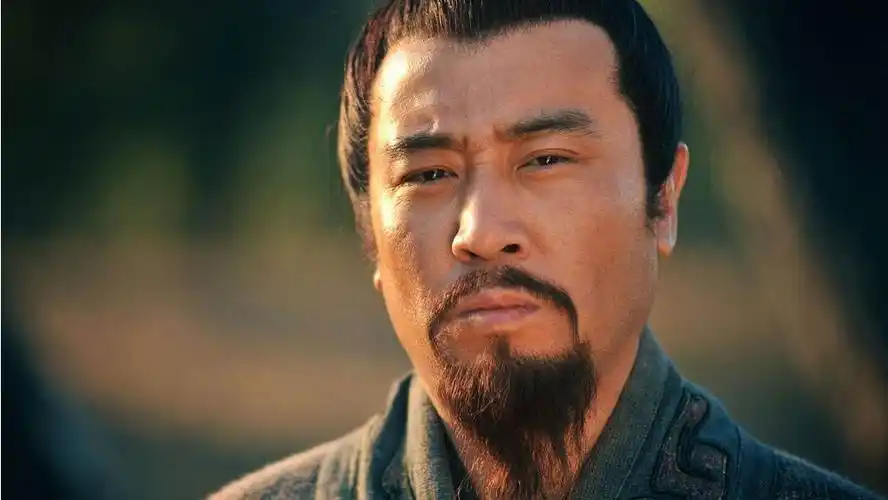 刘备难以决断刘备心中忧虑若是直取成都,那刘璋死守还好,要是乔装而逃