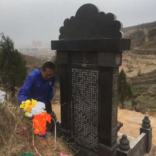 墓碑背面照      周延林撰文:共555字