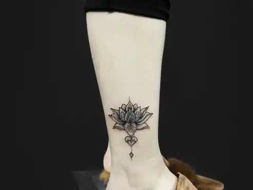 小腿莲花荷花纹身