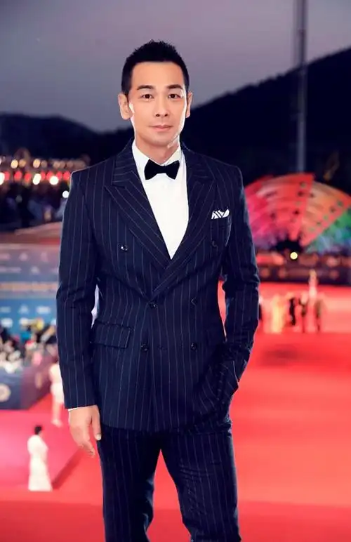 赵文卓一身绅士范黑色西装亮相红毯,帅气十足