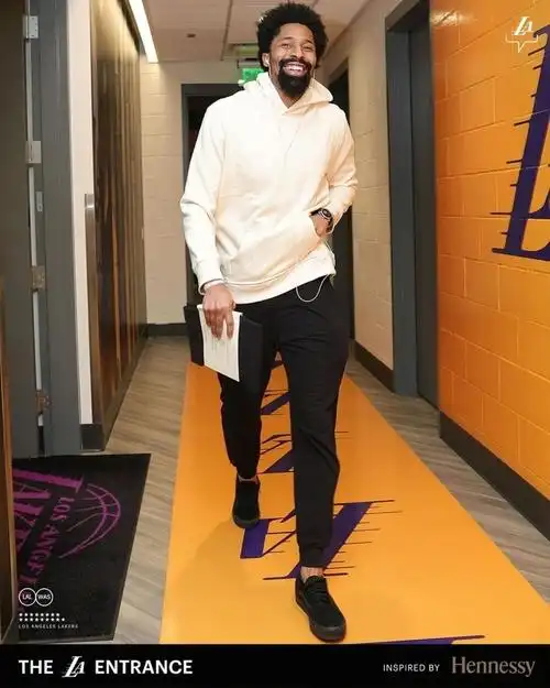 老詹会出战吗湖人穿搭詹姆斯蓝白运动装浓眉一身黑夹点绿