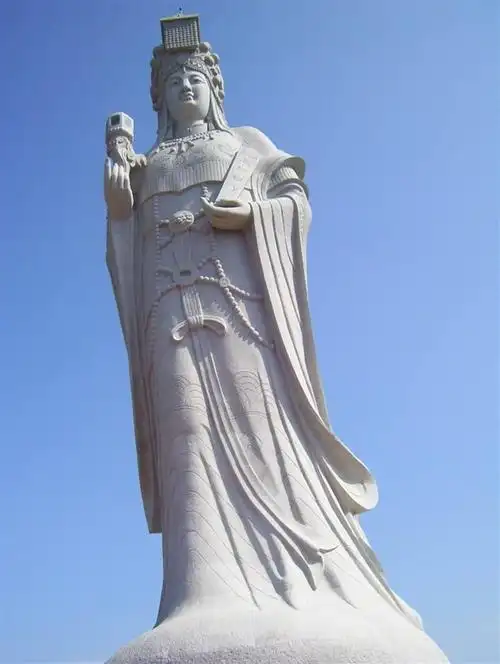 湄洲妈祖驾巡安, 皓乐悠扬锣鼓闹喧天. 黎庶沾恩泽, 汪洋息恶澜.