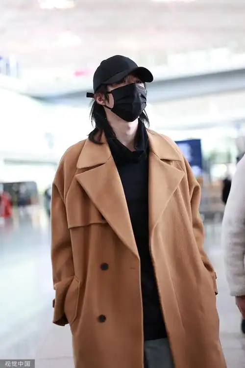 组图:刘宇宁低调现身机场 着棕色长大衣搭配黑色鸭舌帽高大帅气
