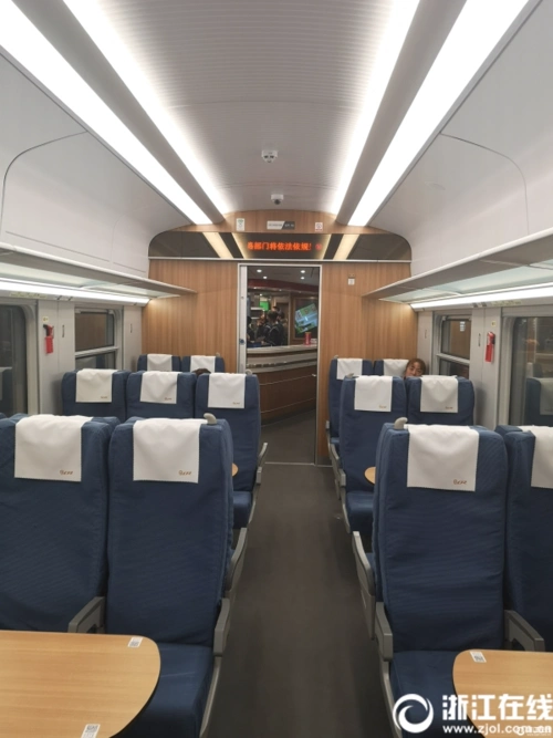 2等座车厢傅志龙 摄