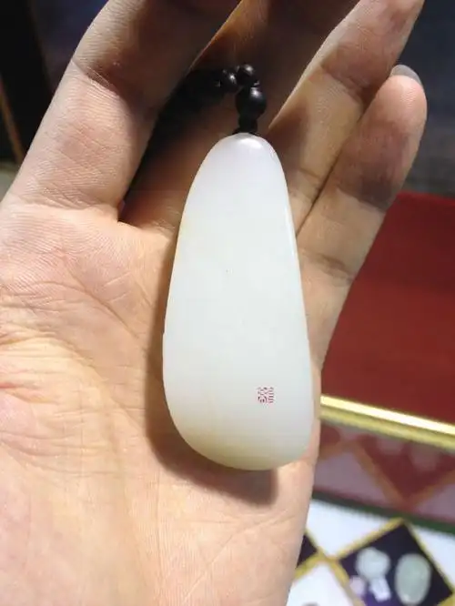 国家级玉雕大师葛洪以生肖和仿古为主,落款:纤纤.以女儿的小名命名.