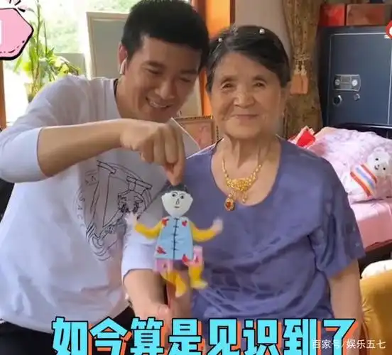 杨子家族豪宅内景曝光,客厅摆放大件玉器,杨妈妈骑3轮车转悠