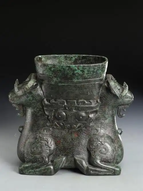 欧洲藏家旧藏青铜兽面纹双羊尊