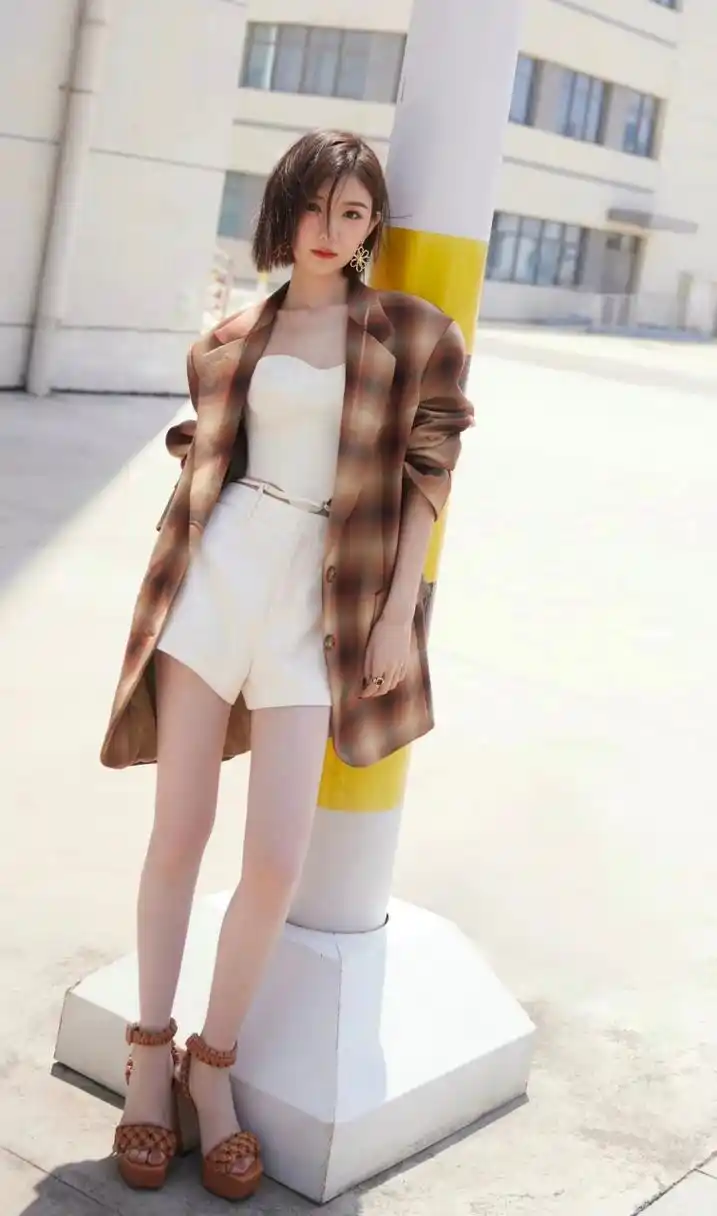 性感好身材# 毛晓彤皮肤白皙,双腿修长,这样出众的身材使得她在匆衣