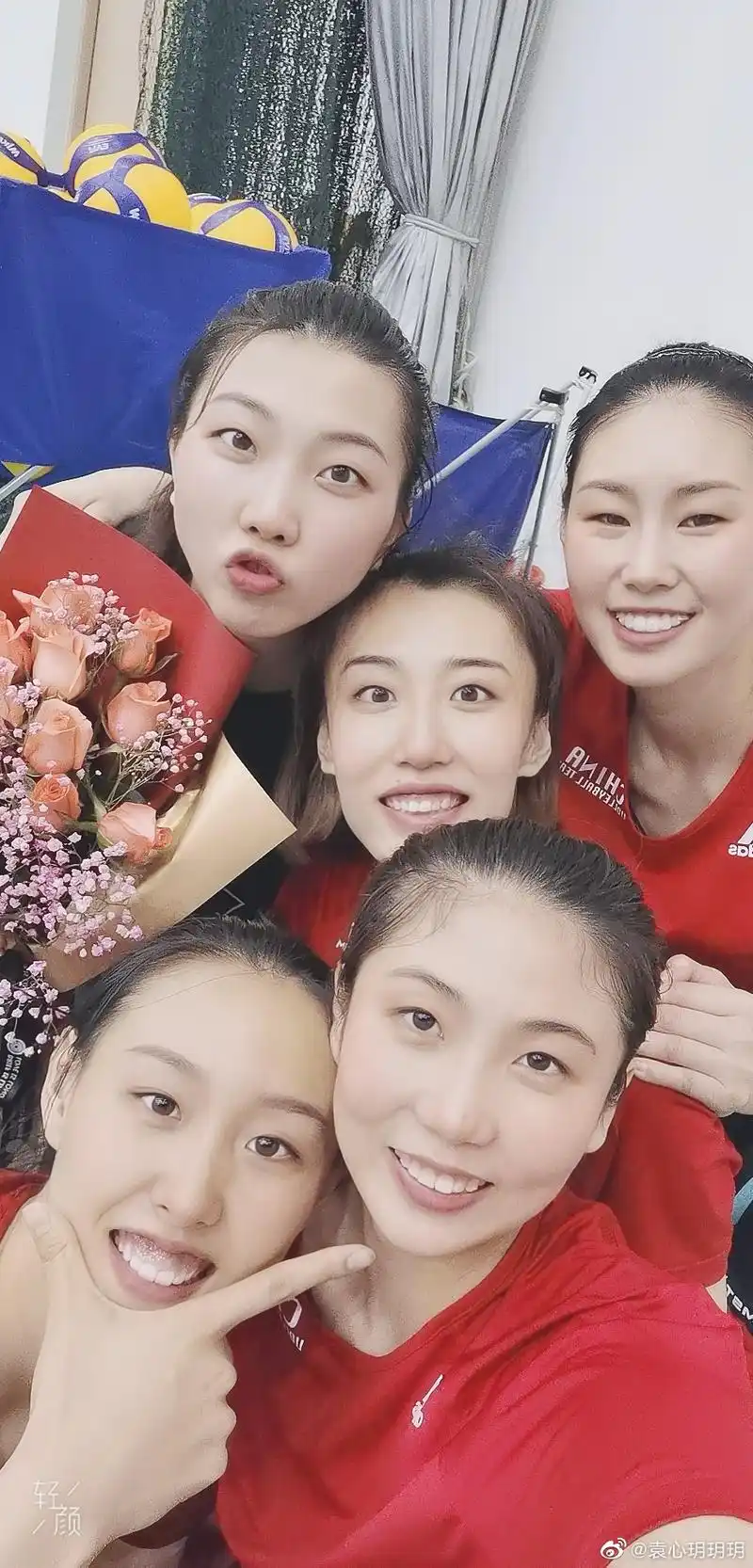 原创女排合影郎平c位!朱袁张站一起不见刘晏含,分组拍照一人引热议