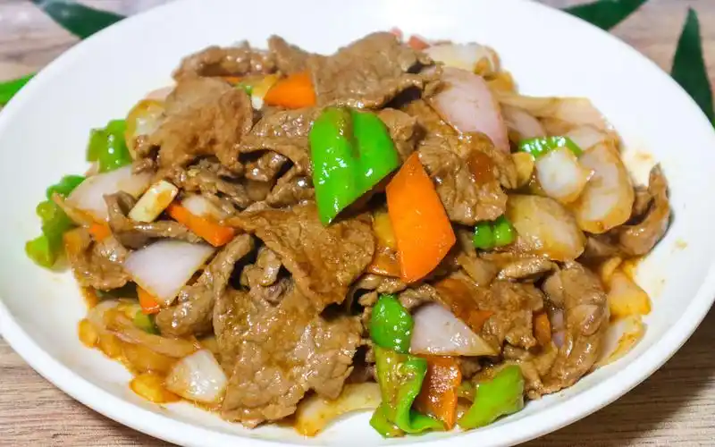 洋葱炒牛肉怎么做到鲜嫩不柴大厨教你饭店的做法原来这么简单