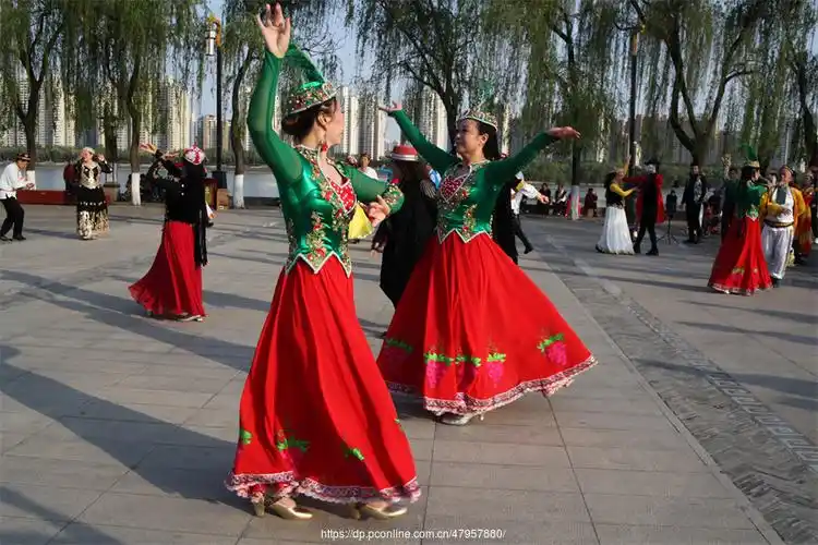 洛阳之恋新疆舞首次亮相上阳宫广场