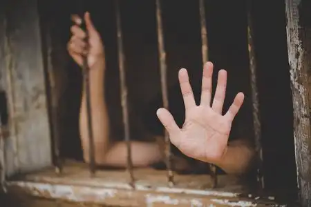 关押金属牢笼的囚犯没有自由概念照片