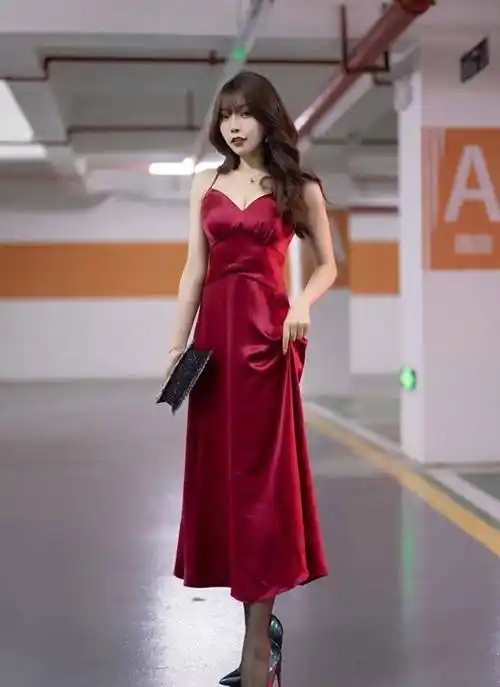 红色吊带裙时尚又性感,美女气质非凡!_汤姆_安妮_爱情