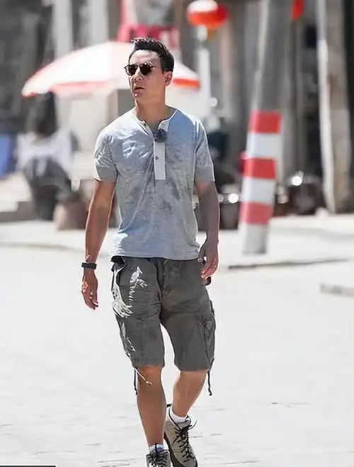 吴彦祖与外国老婆罕见同框,男神依然帅气有型,妻子如大妈般沧桑