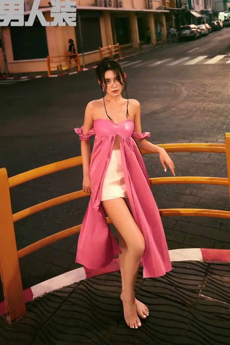 00后小仙女蒋依依光脚拍摄男人装杂志封面,蒋依依的小脚丫搭配白色的