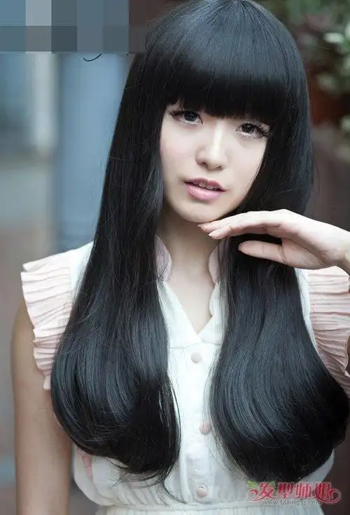 长脸女生直发剪齐 刘海发型打造