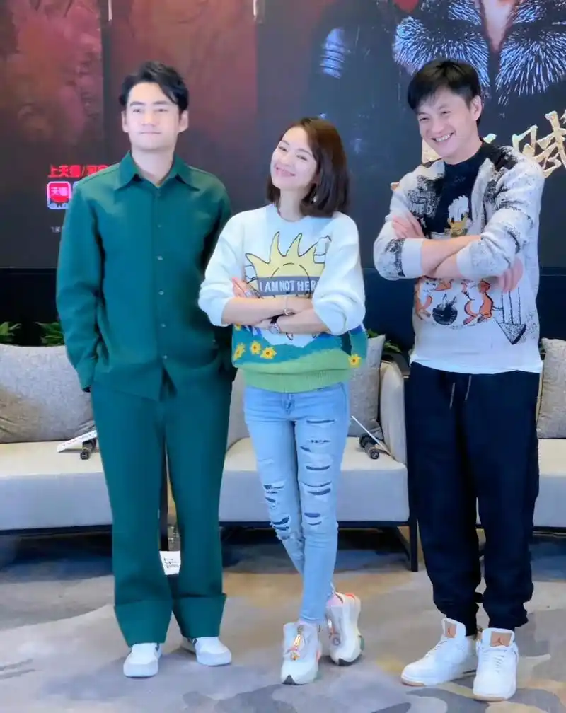 章子怡周一围同框,默契着装打扮似情侣,周一围笑容太甜