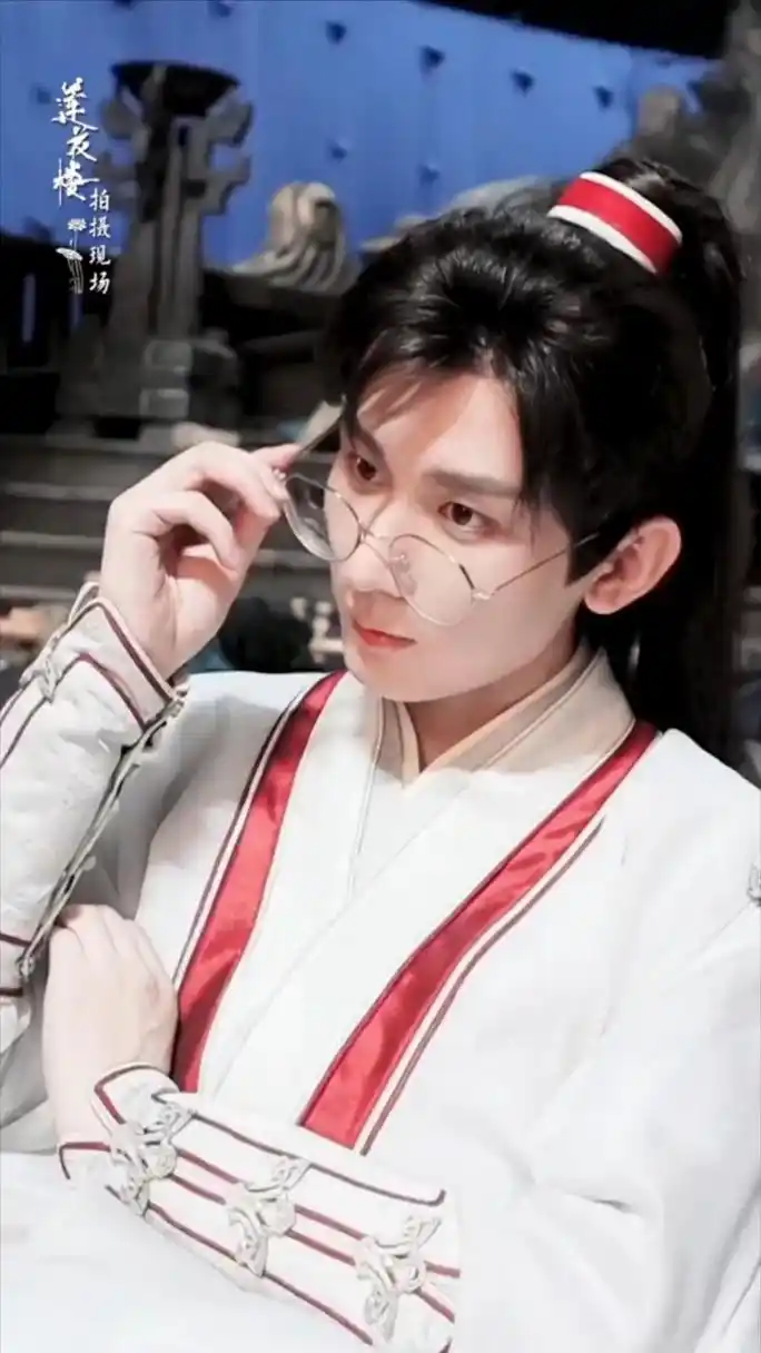 成毅##成毅戴金丝眼镜#真是疯了,亖90现在把《南风知我意》抬上来