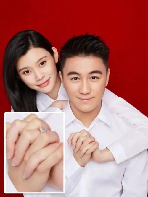 奚梦瑶何猷君结婚戒指低调奢华从背后环抱老公这是在遮孕肚