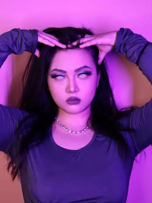 白色美瞳偶尔带上也很吸睛