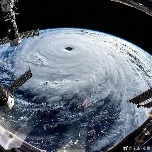 这四张从太空拍摄的台风眼高清照片,就是流体力学和湍流的最佳注解