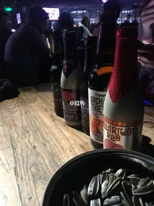 酒罗列在一排排的酒柜里_酒吧_啤酒_超市_酒柜_果酱_天堂超市_三里屯