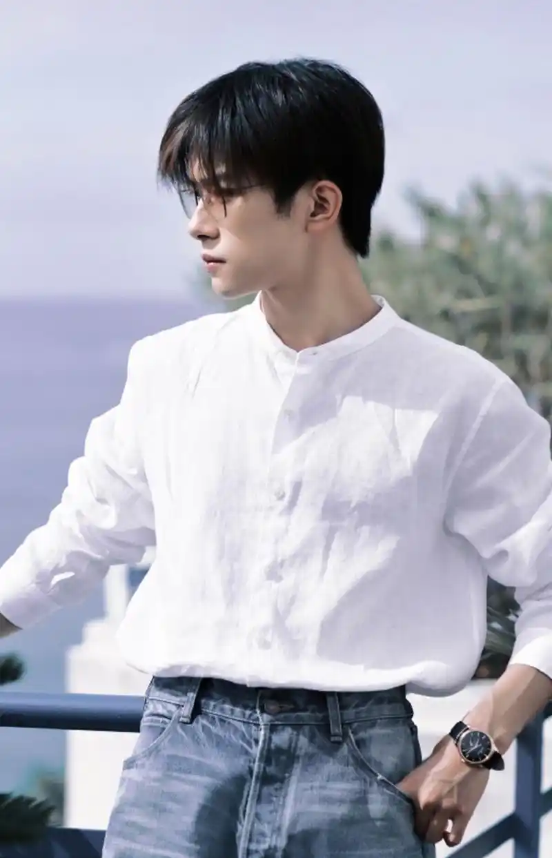 易烊千玺戴眼镜好帅!颜值高的人,在人群中也是会发光的.