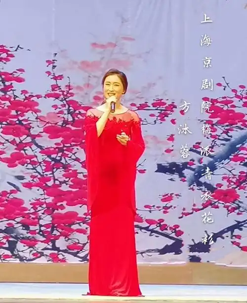 为上海京剧院优秀青年演员方沐蓉伴奏京歌《我爱你中国》.