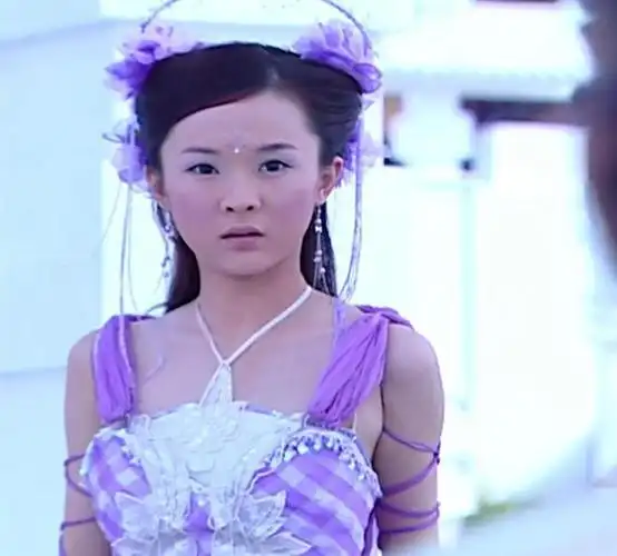 欢天喜地七仙女中紫儿有7套古装第一套最土挂脖裙穿得最娇美