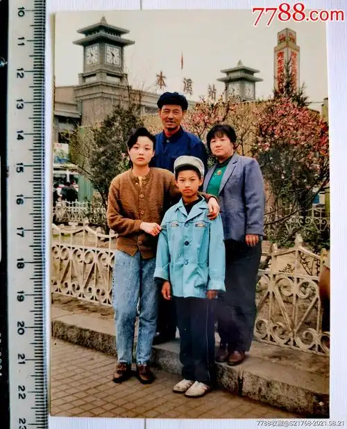 本溪站背景全家福80年代服饰