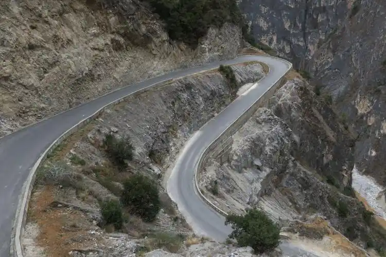 大峡谷32道湾的崎岖山路蜿蜒在群山之巅