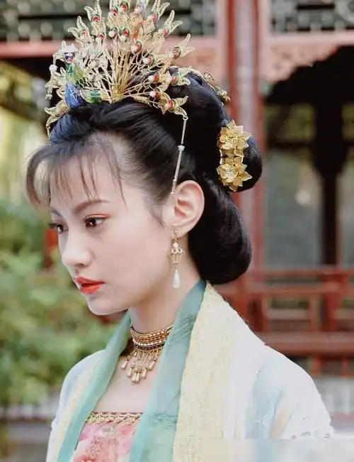 这部剧改编自小说《绝代双骄》,讲述了双生兄弟小鱼儿和花无缺在江湖