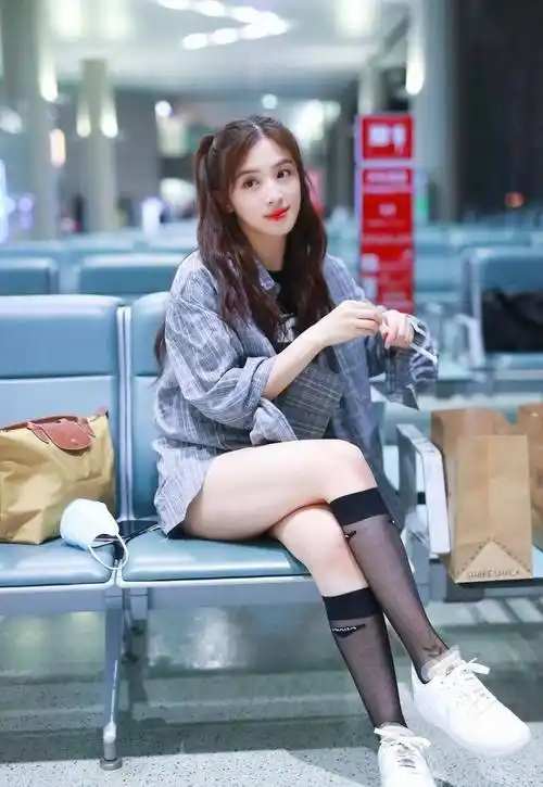 元气满满的张含韵,露脐装好看又漂亮,是相机镜头前的小精灵_世界_上海