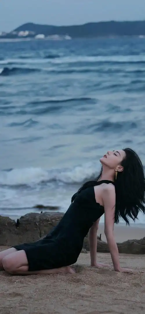 迪丽热巴海滩背影照