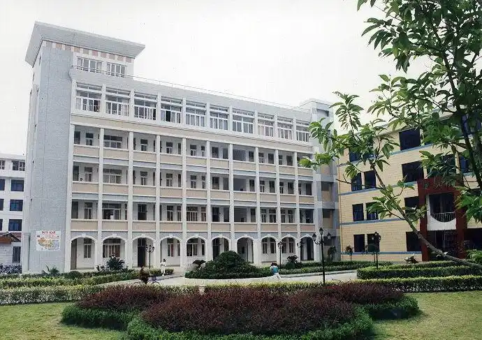 虹桥镇二中坐落在虹桥镇八村,创办于 1988 年秋,现有 30 个教学班