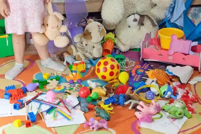 为什么孩子爱乱扔玩具?背后原因父母要了解,正确引导是关键