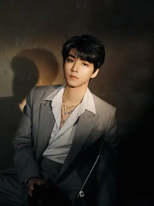 王俊凯 少年霸总版 王俊凯的这身灰色西装造型好迷人啊