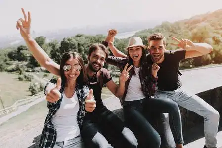 年轻的游客享受夏日阳光明媚的日子.旅游,友谊和人的概念照片