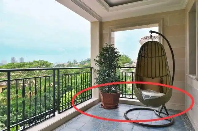 2,阳台一般分为凹阳台和凸阳台两类,如果是凹阳台的话,底部阳台是有