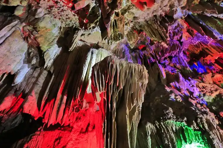 【携程攻略】桂林银子岩景点,银子岩 ,整个溶洞贯穿12座山峰,汇集了不