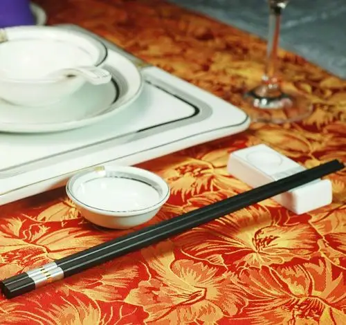 在高档酒店中,筷子的摆放很是讲究