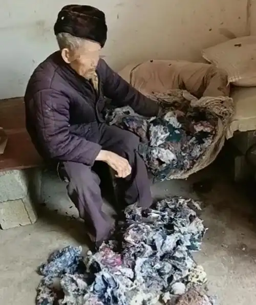 贵州老人守着破棉被睡觉,掏出的烂布料堆一地,"就想换新被褥"