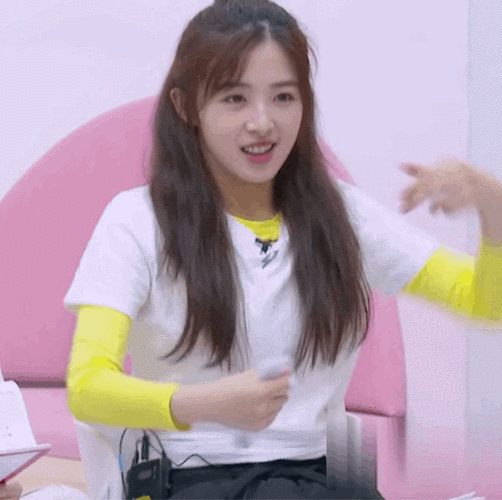 我一个朋友突然很喜欢张含韵求图