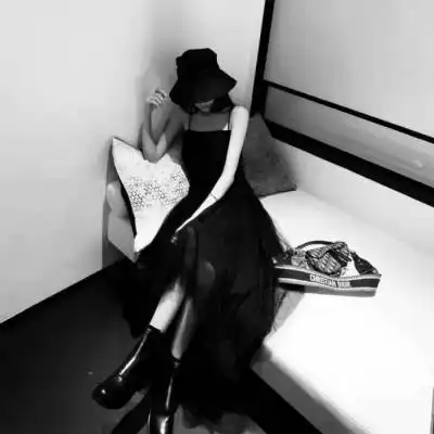 伤感黑白女生头像 绝情冰冷女生悲伤头像