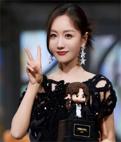 43岁杨蓉现状,穿多巴胺录节目梳满头小辫像30岁,一直演配角可惜