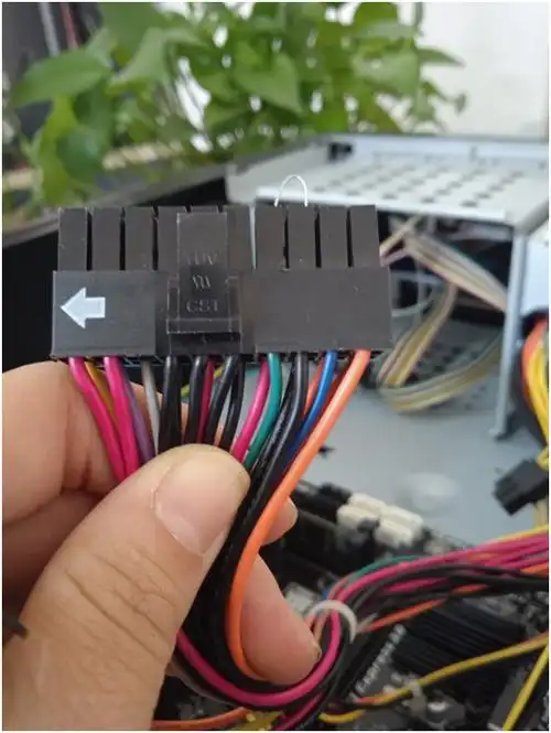 大最多的一个,最容易识别;4,然后拿一个镊子或者一个导线(铜丝),短接