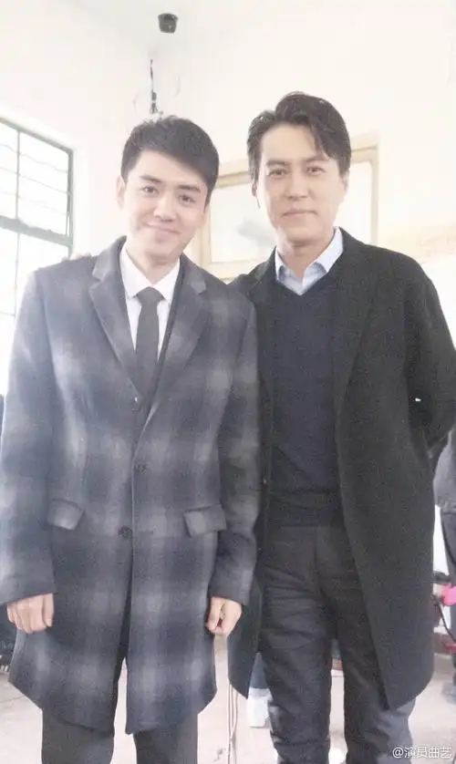 《人民的财产》秦岚戏份杀青与靳东合照画面超温馨