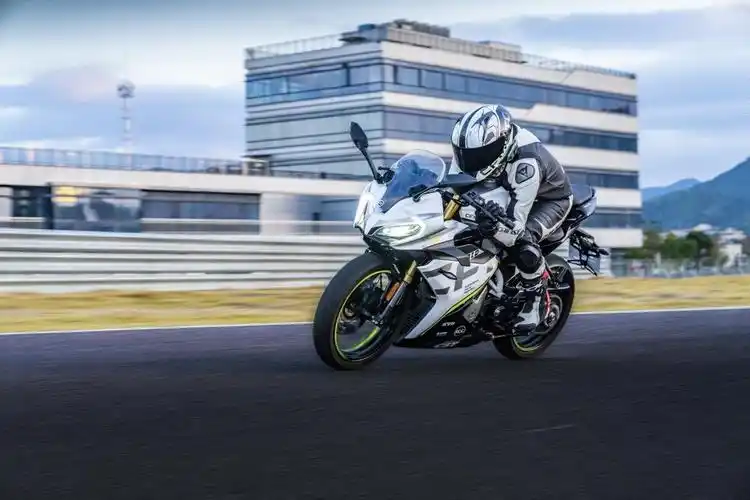 入门仿赛天花板春风250sr赛道版my22有何过人之处