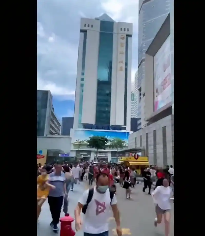 深圳市福田区华强北街道赛格大厦出现摇晃