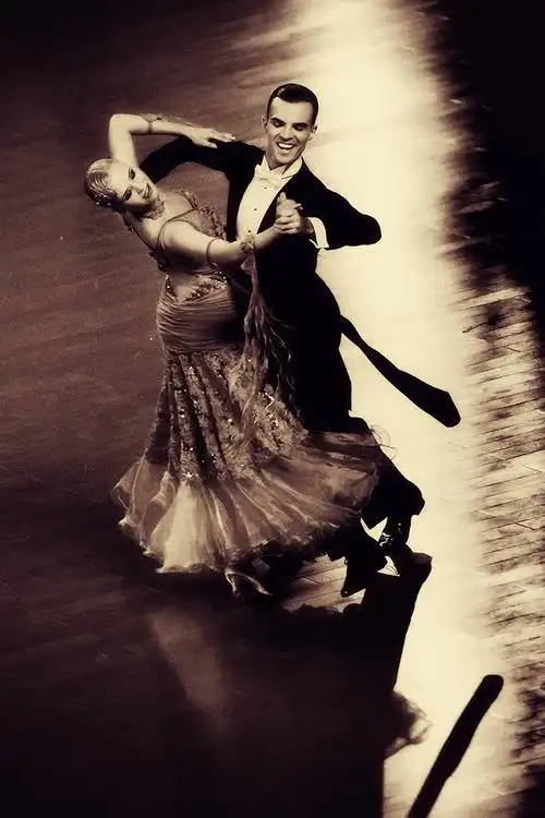 世纪就演奏于哈普斯堡的皇家舞会上.华尔兹是体育舞蹈中历史最悠久的.